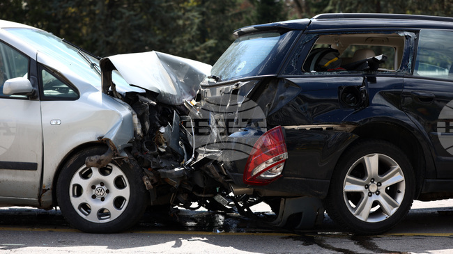 Шофьор блъсна шест коли, намиращи се в автокъща в Старозагорско, и избяга