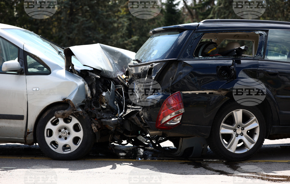 Верижна катастрофа с три автомобила затруднява движението на 172-ри км на автомагистрала "Тракия"