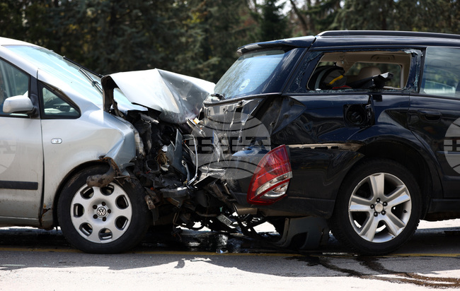 Общо шестима души са пострадали при две катастрофи на пътя между Мездра и Ботевград
