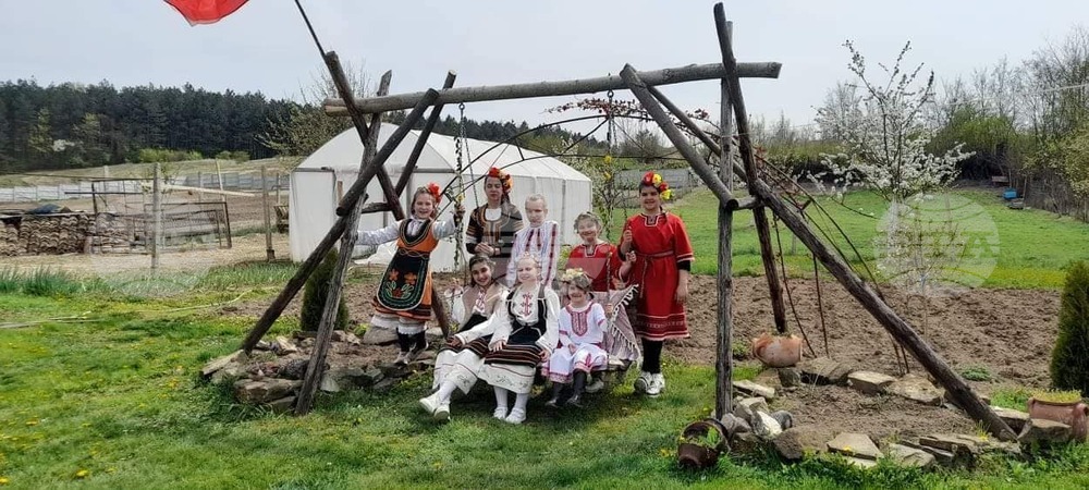 Лазарки дариха събрани на празника средства за възстановяване на храма в търговищкото село Руец