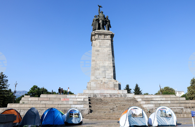 Паметник на Съветската армия - нападение
