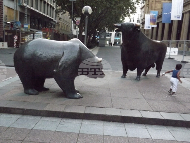 Предимно на негативна територия приключи търговията на фондовите борси в Европа заради неяснотата около бъдещето на световната търговия