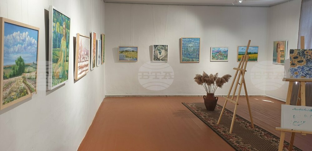 Paintings by Moldovan Artist of Bulgarian Descent Exhibited in Taraclia