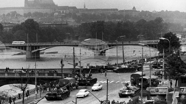 Чехия и Словакия отбелязват днес 58 години от нахлуването на войските на Варшавския договор