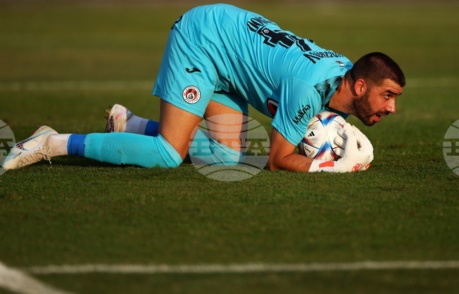 Вратарят Александър Любенов ще бъде капитан на Локомотив (София) през пролетния дял на първенството