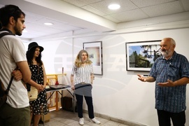 Фотографска галерия "От прозореца до огледалото"