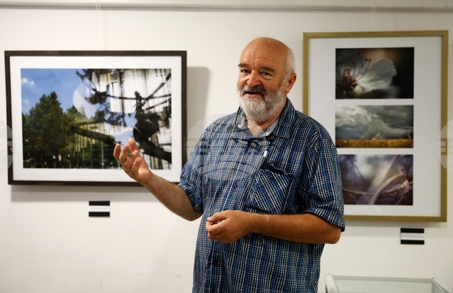 Фотографска галерия "От прозореца до огледалото"