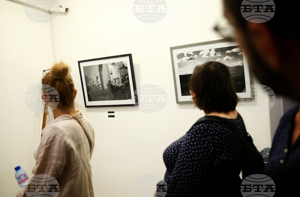 Фотографска галерия "От прозореца до огледалото"
