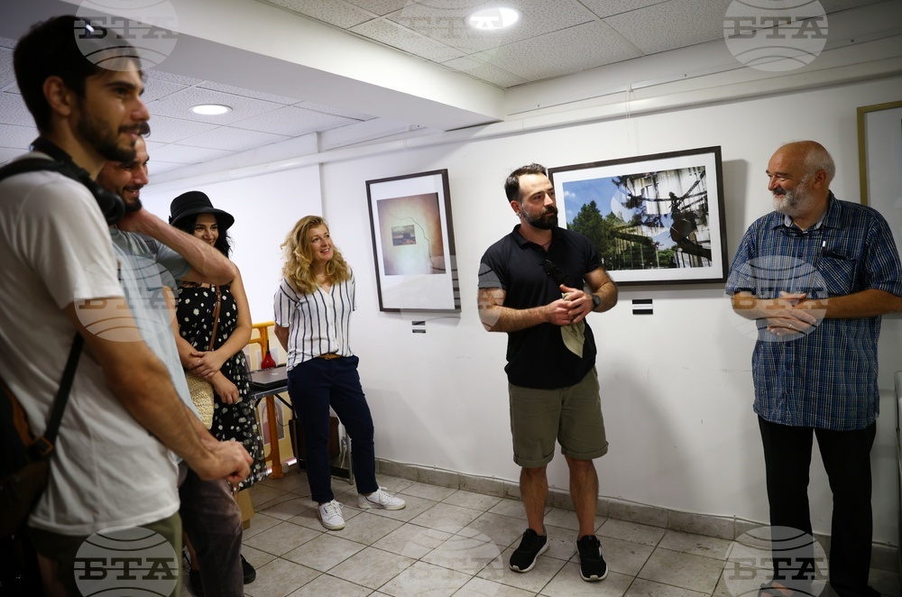 Фотографска галерия "От прозореца до огледалото"