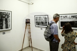 Фотографска галерия "От прозореца до огледалото"