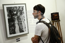 Фотографска галерия "От прозореца до огледалото"