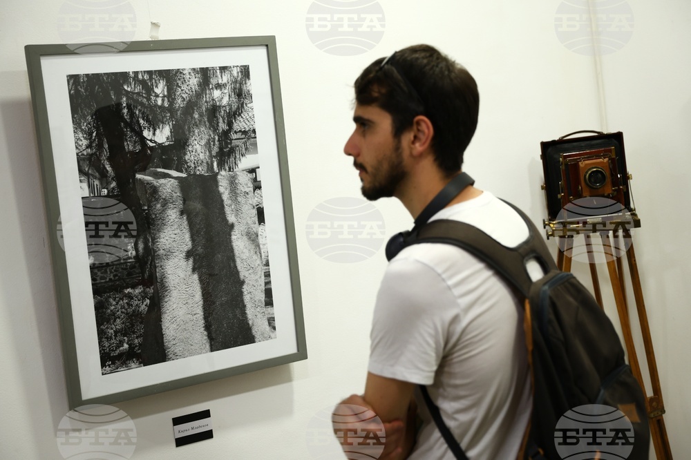 Фотографска галерия "От прозореца до огледалото"
