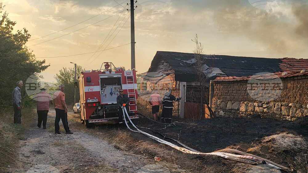 Овладян е пожарът във вилна зона в Ямбол, нов пожар гори край тунджанското село Межда