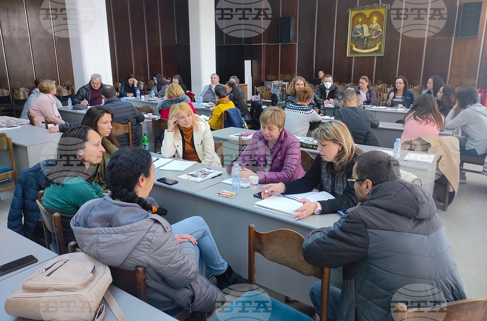Педагогически специалисти от Сливенско участваха в обучение за превенция на трафика на хора
