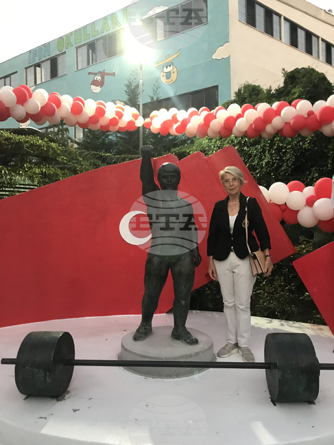 Турция - Наим Сюлейманоглу - паметник