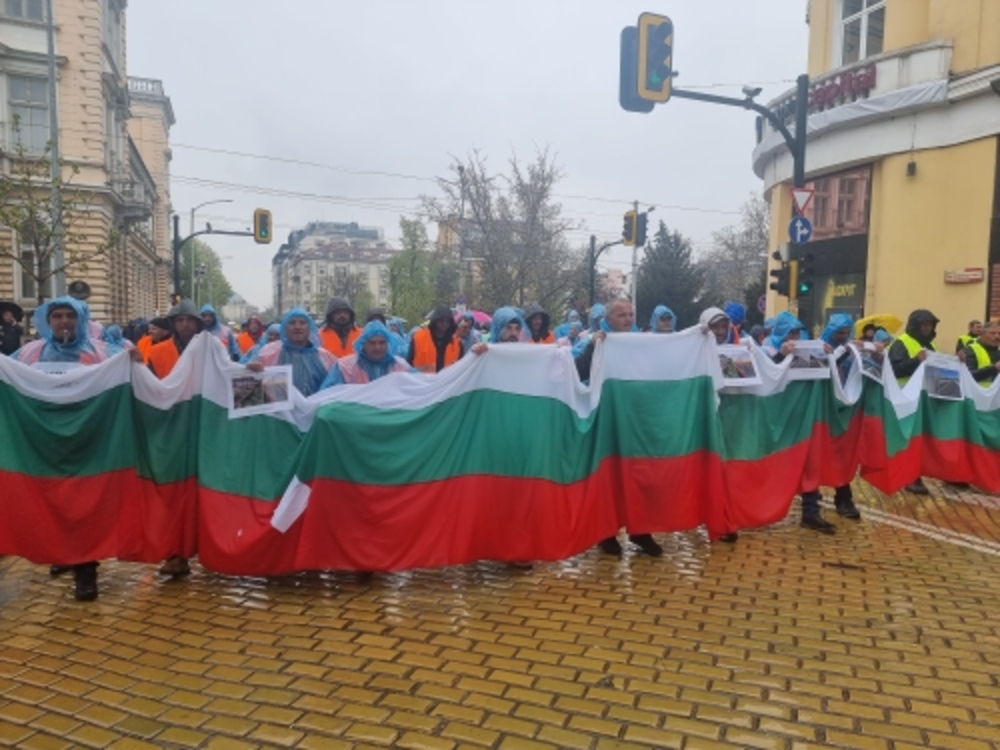 Работниците от пътностроителните фирми се отправиха в протестно шествие към Министерския съвет