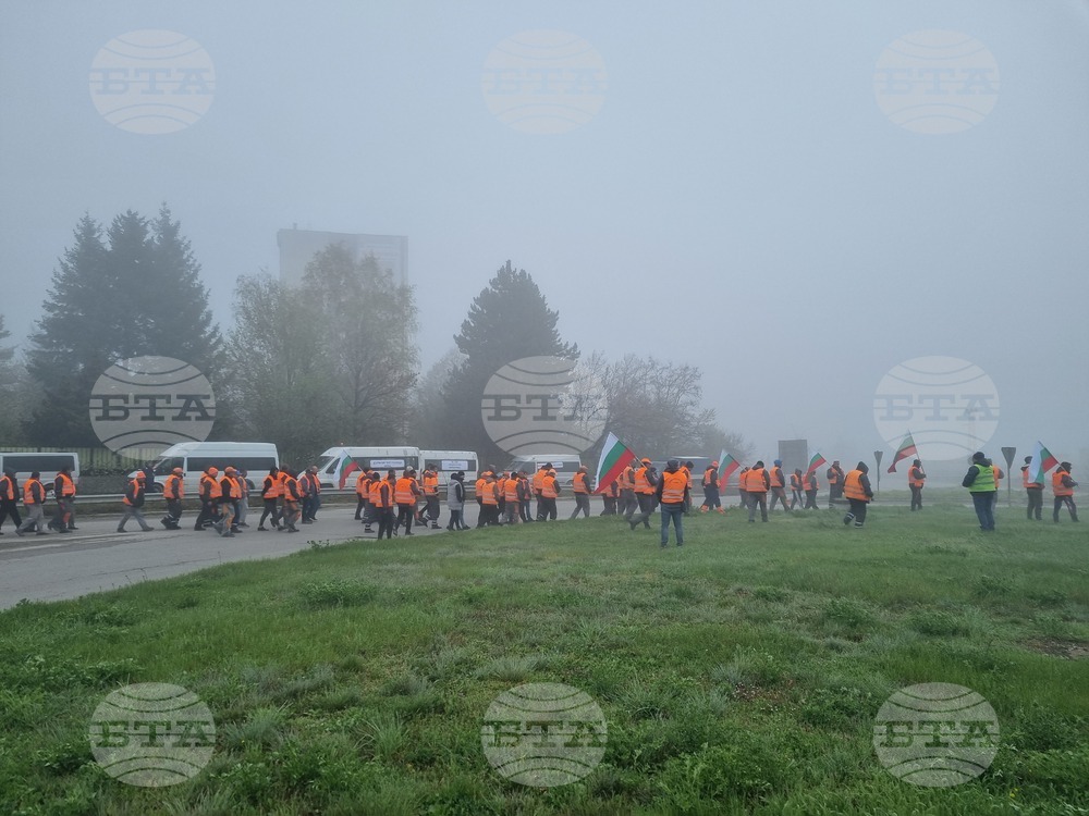 Пътни строители протестираха край Търговище - имат да получават, според разчетите им, около 43 млн. лева за свършена работа