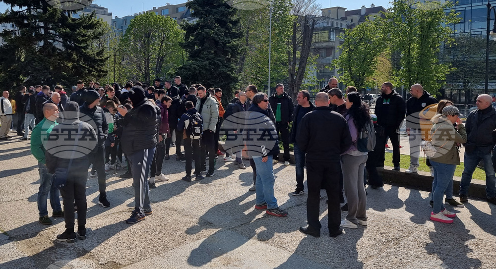 Играчи, треньори, деца от школата на баскетболния Черно море Тича и техните родители, и фенове протестираха пред сградата на общината във Варна