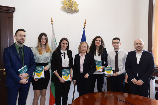 Министър Йорданова поздрави студентите от Софийския университет, спечелили състезанието по международен търговски арбитраж Willem C. Vis Arbitration Moot