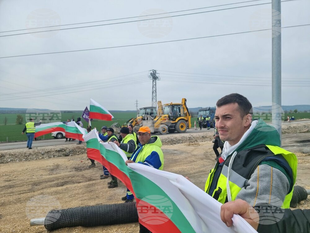 Работници на "Автомагистрали - Черно море" блокираха движението на пътния възел „Белокопитово“ на автомагистрала „Хемус“