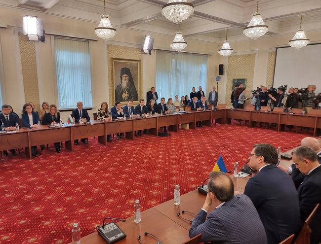 Министърът на външните работи на Украйна Дмитро Кулеба се среща с депутатите от Комисията по външна политика в Народното събрание
