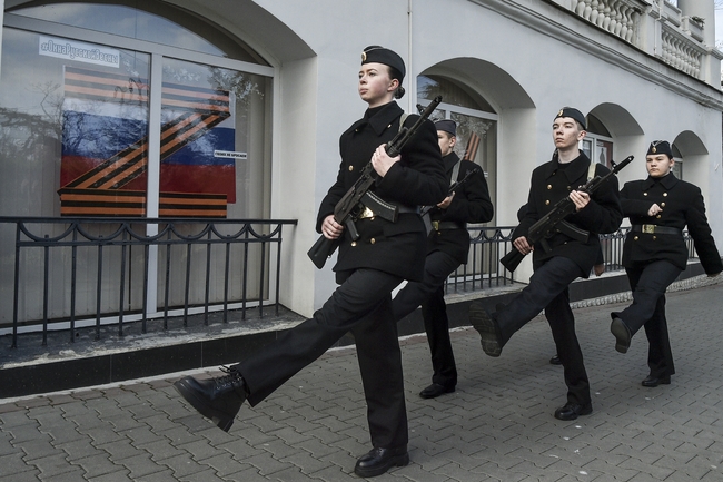 Руски военни ветерани от конфликта в Украйна ще преподават нов курс по отбрана на руски ученици