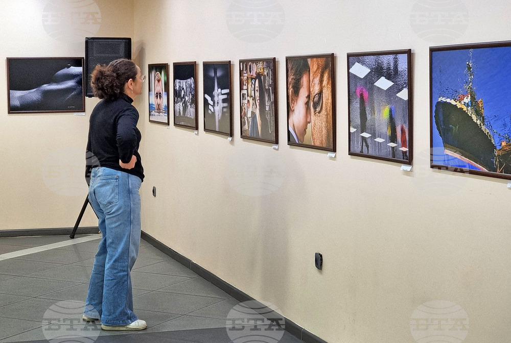 Варненски фоторепортери показват в изложба другото лице на фотографията