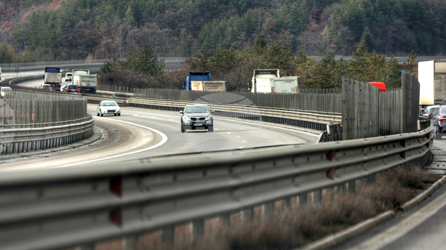 Скоростта на движение в участъка от 67-и до 80-и км на магистрала „Тракия“ в област Пазарджик е намалена до 100 км/ч