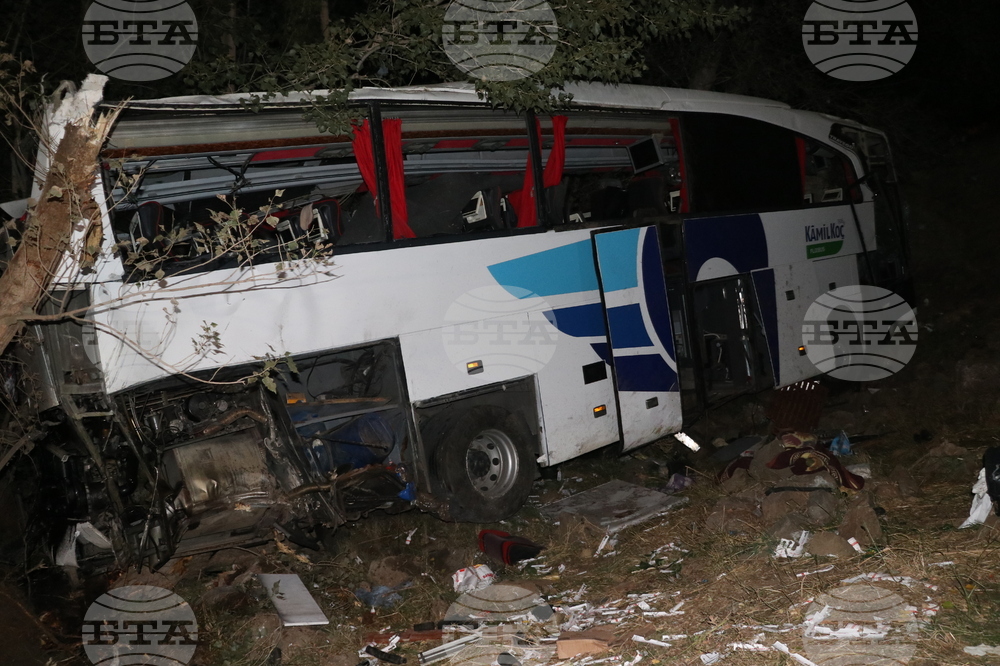 12 души загинаха и 19 бяха ранени при катастрофа на автобус в Централна Турция