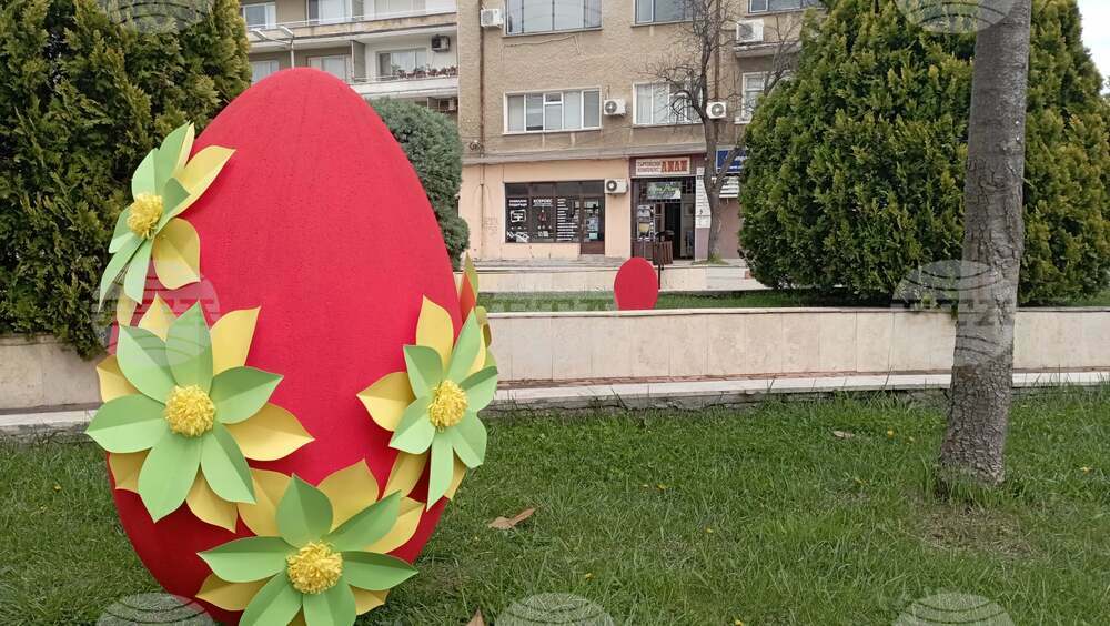 Деца от Чирпан украсиха с великденски акценти площадното пространство пред общината