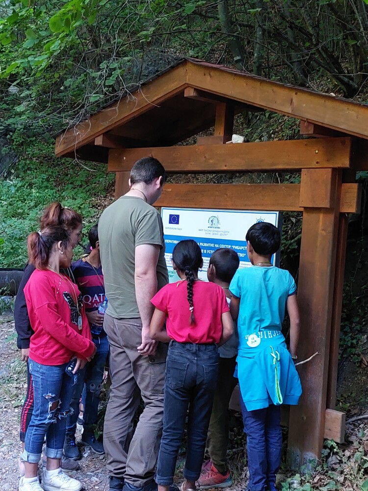 Южноцентрално държавно предприятие – гр. Смолян: Служители на ДЛС Извора и деца от Девин поставиха първата горска аптечка в местността „Червен камък”