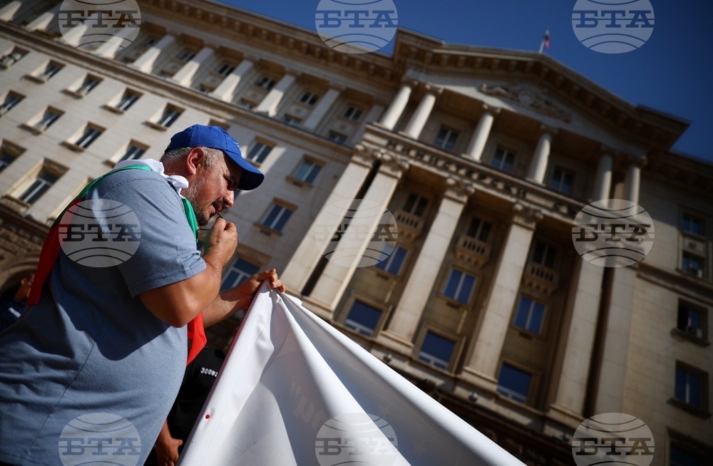 Протестиращи от синдикат "Защита" искат оставката на цялото правителство