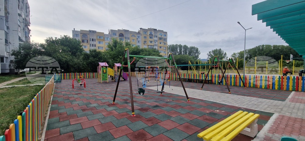Продължават ремонтите на детски площадки и игрища в Търговище