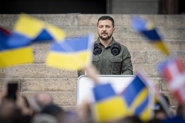 Президентът Зеленски почете паметта на тримата украински военни летци, загинали при сблъсък във въздуха