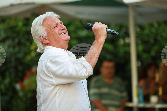 Ивайло Диманов представя новата си стихосбирка "Изтанцувай го тоя живот!" в София