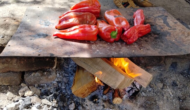 Община Благоевград: Неустоимият аромат на лютеницата отново завладява благоевградското с. Логодаж