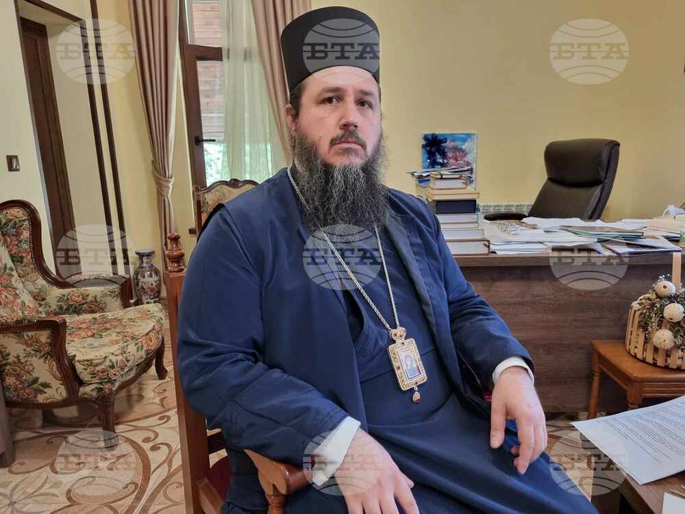 Литийното шествие около храма тази вечер символизира пренасянето на тялото Христово в гроба Господен, каза Велбъждският епископ Исаак