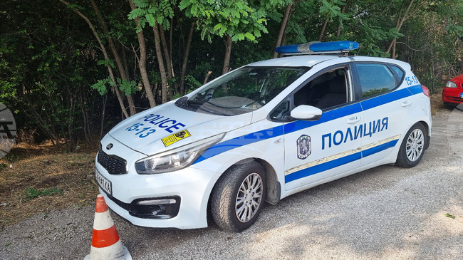 Мъж с неустановена самоличност е с опасност за живота, след като е прегазен от автомобил край Червен бряг