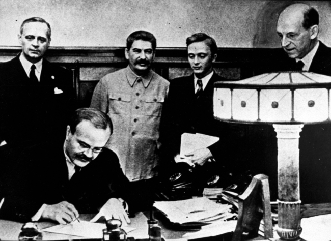 Пакт за ненападение между Германия и СССР подписват на 23 август 1939 г. външните министри на двете страни Йоахим фон Рибентроп и Вячеслав Молотов