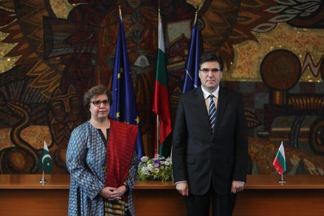 МВнР: Заместник-министър Тихомир Стойчев удостои посланика на Пакистан в България г-жа Мариам Мадиха Афтаб със „Златна лаврова клонка“