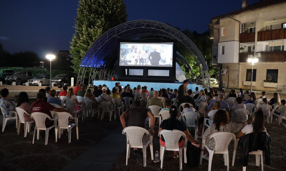 Община Ловеч: Пълен площад с публика на прожекция на български филм в Ловеч