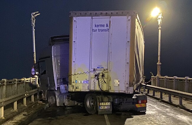 АПИ: ОПУ-Русе предприе незабавни действия за възстановяване на движението по Дунав мост след инцидента с тежкотоварен камион