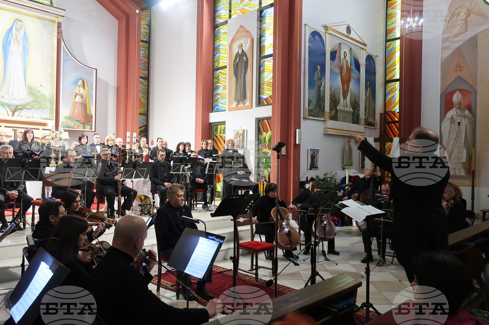 Под мотото "Молитва за мир по света" премина Великденският концерт в Плевен под диригентството на маестро Найден Тодоров