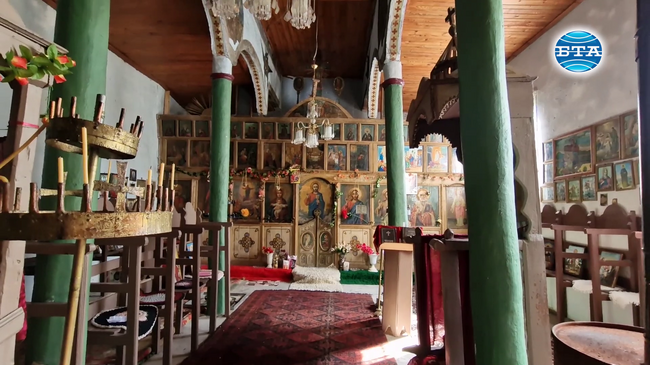 Доброволци от санданското село Ласкарево ремонтират местния храм „Св. Спас“