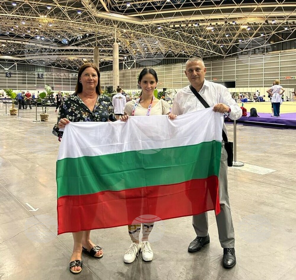 Генералният консул на Република България във Валенсия Надя Кръстева подкрепя българските гимнастички