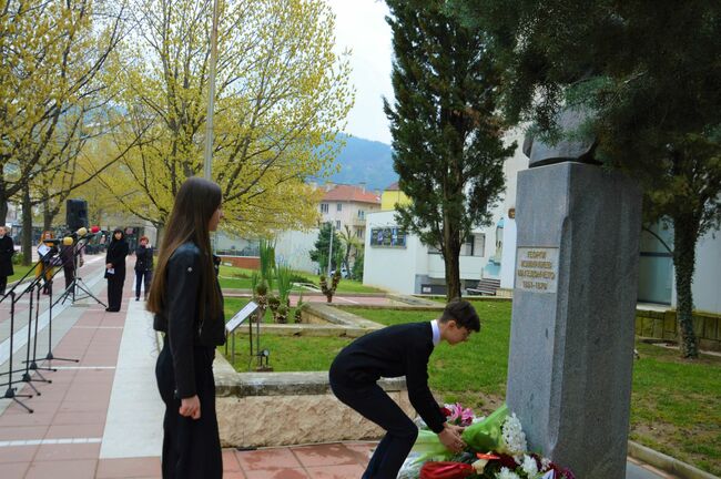 Кметът на Благоевград Илко Стоянов положи цветя пред бюст-паметника на Георги Измирлиев по повод 171 години от рождението на българския революционер