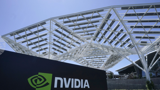 Администрацията на Доналд Тръмп е започнала издаването на лицензи на "Енвидиa" за износ към Китай на чипове за изкуствен интелект