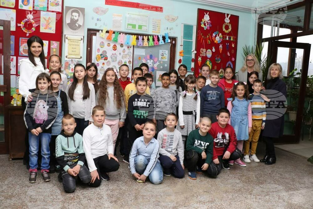 Великденска изложба подредиха ученици от българското училище в Желюша