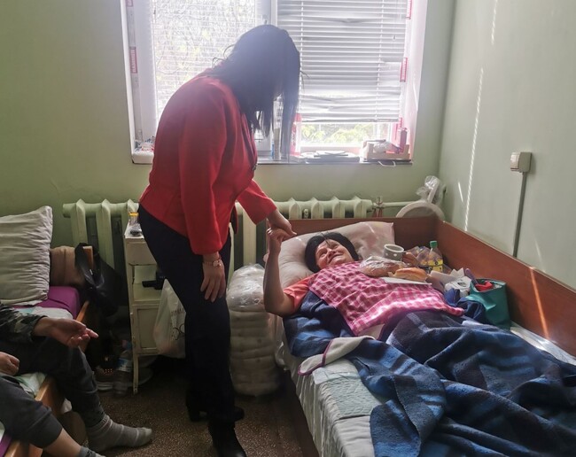 Младежкото обединение на БСП Монтана зарадва възрастни хора от с. Горна Вереница с козунаци за Великден