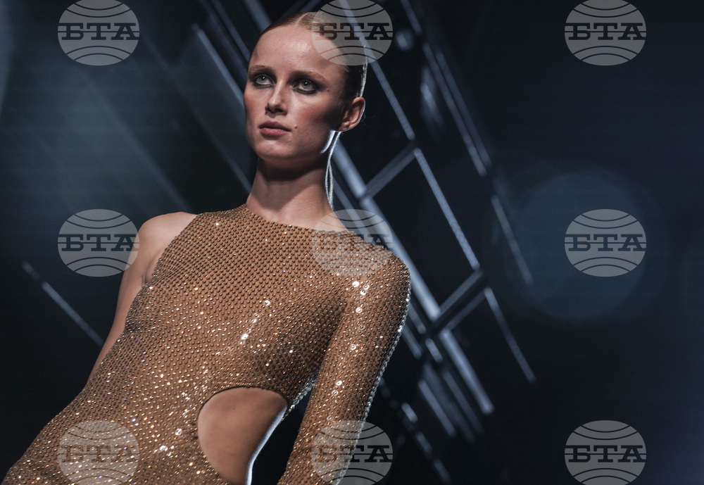 Дизайнерът Майкъл Корс превърна вдъхновението си от нощния Ню Йорк в реалност на подиума на Седмицата на модата в мегаполиса